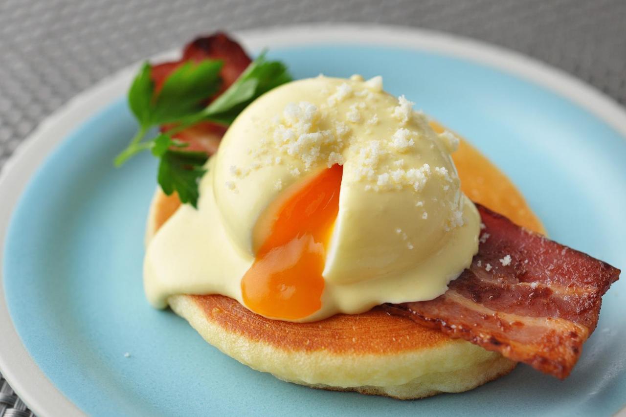 Omo Kansai Airport By Hoshino Resorts Izumisano Εξωτερικό φωτογραφία A poached egg on a muffin with bacon