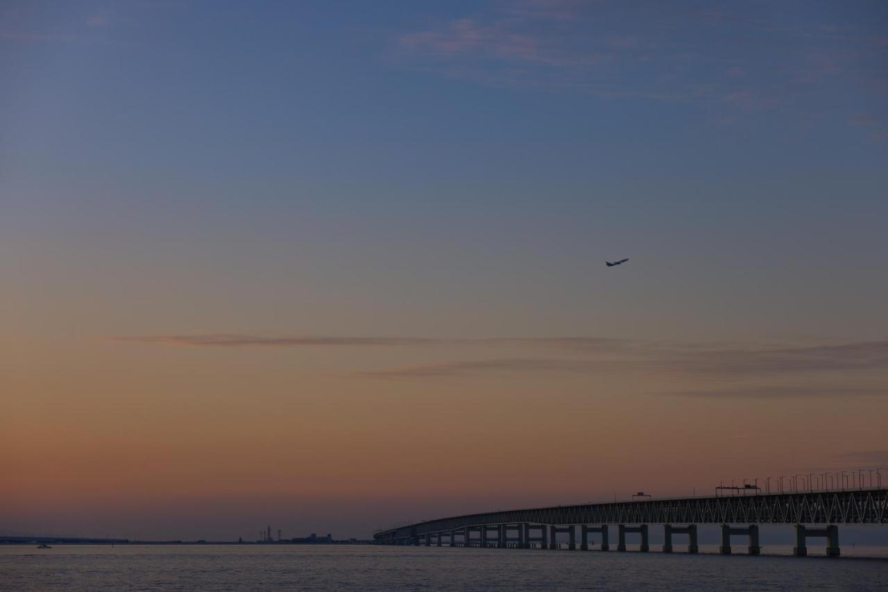 Omo Kansai Airport By Hoshino Resorts Izumisano Εξωτερικό φωτογραφία The Chesapeake Bay Bridge at sunset