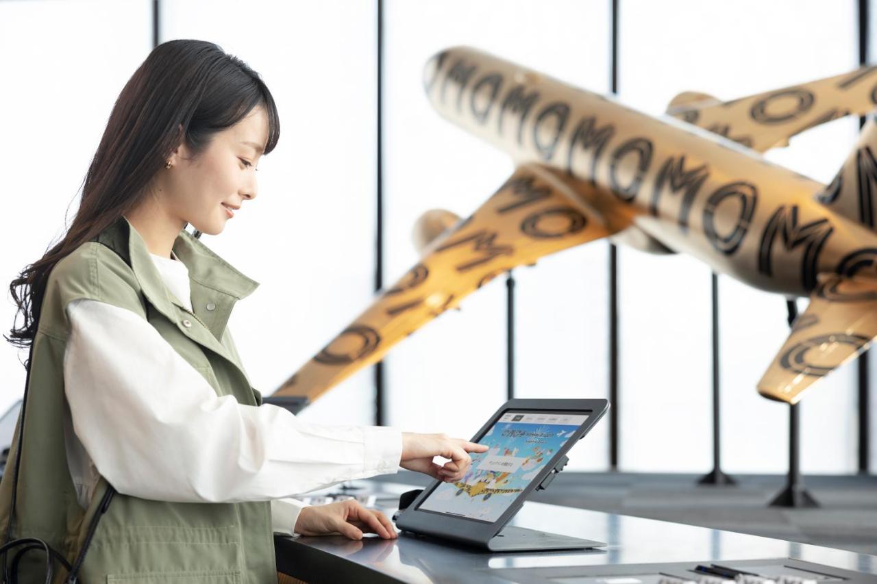 Omo Kansai Airport By Hoshino Resorts Izumisano Εξωτερικό φωτογραφία A woman using a POS terminal