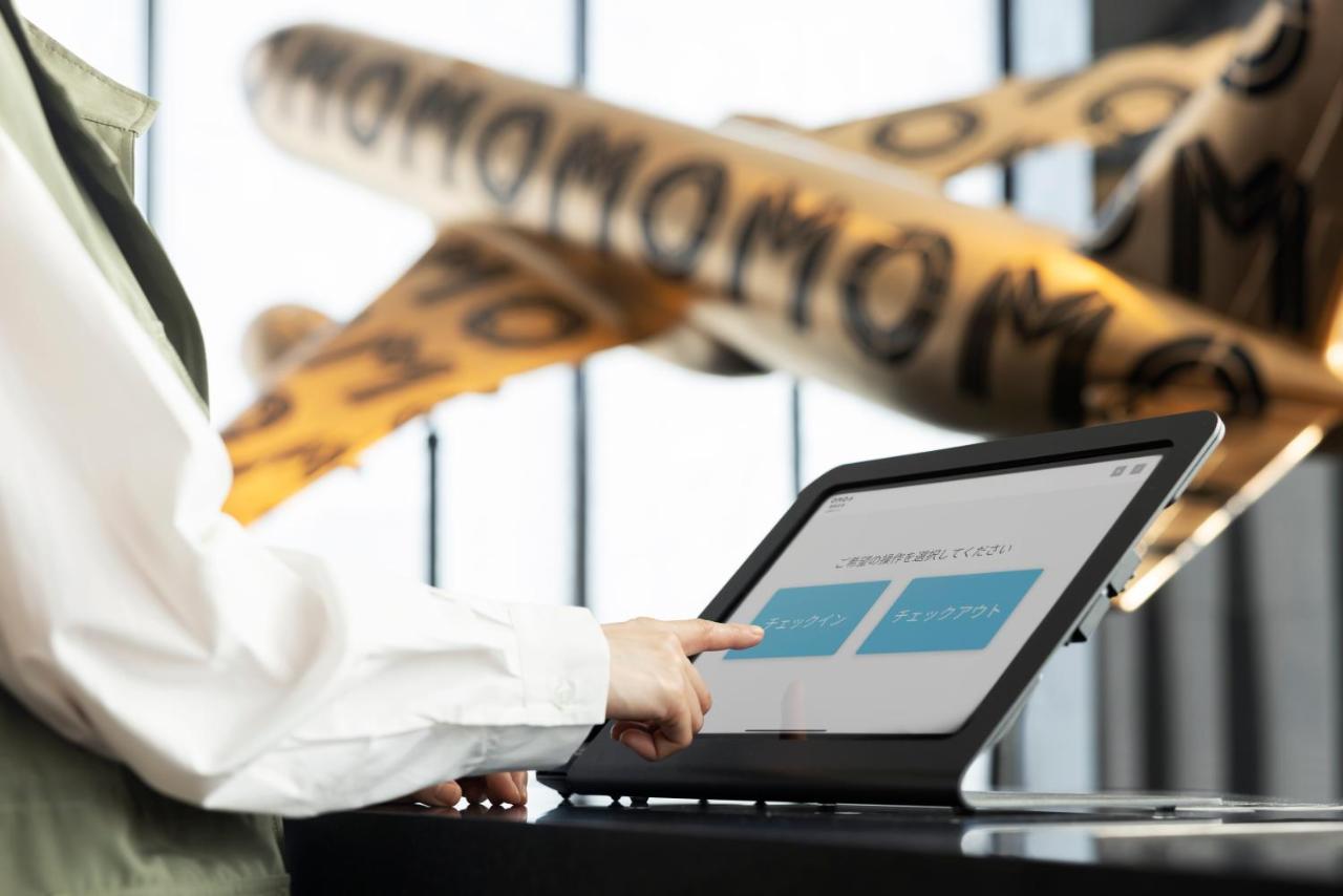 Omo Kansai Airport By Hoshino Resorts Izumisano Εξωτερικό φωτογραφία A person using a touchscreen