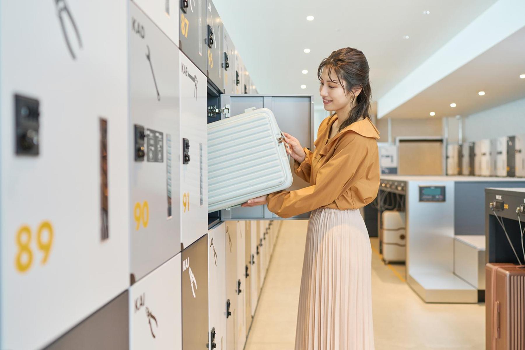 Omo Kansai Airport By Hoshino Resorts Izumisano Εξωτερικό φωτογραφία A woman using a locker